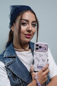 قاب موبایل آیفون گل خودتو دوست داشته باش با بندست - تصویر 3