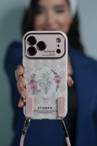 قاب موبایل آیفون فلاور رزپینک همراه با دو بند ست کوتاه و بلند - تصویر 3
