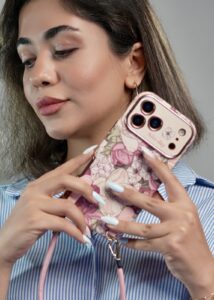 قاب موبایل آیفون شکوفه رویایی ویولا + 2تا بندست چرمی کوتاه و بلند - تصویر 3